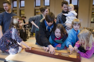 Bucz Júlia: presentatie van het Zengő- atelier voor Hongaarse volksmuziek voor kinderen