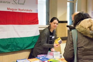 Jónás Mónika stand-in in de stand van de Hongaarse School